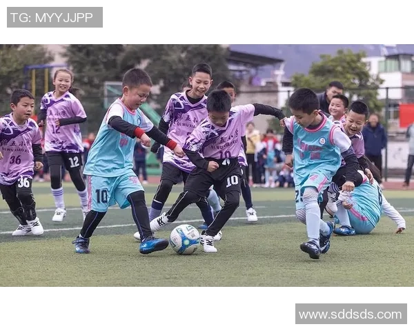 学校引进足球明星助力体育发展 提升学生运动水平和球技兴趣