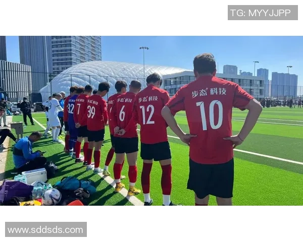 当传奇谢幕泪洒绿茵场那一刻全场送别永不褪色的信仰 当传奇谢幕泪洒绿茵场那一刻全场送别永不褪色的信仰