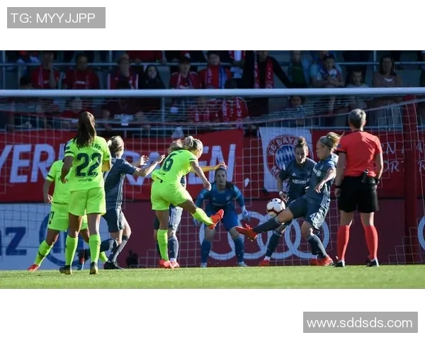 拜仁元素创意球星挂件展现足球激情与独特球迷收藏魅力