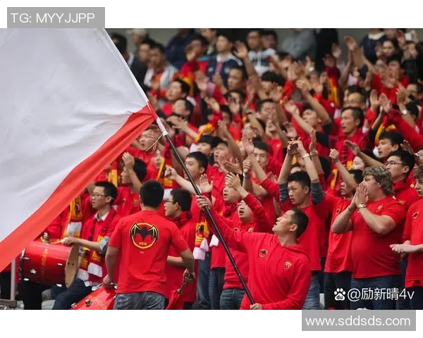 足球明星温情送衣举动传递力量点燃球迷热情感动无数人