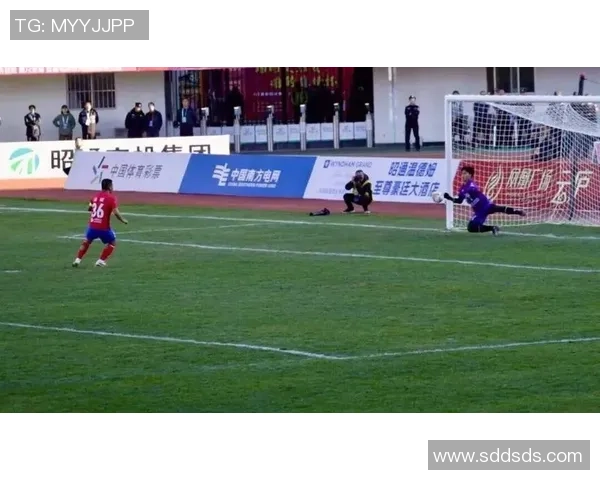 足球球星手指灯点亮激情赛场引爆球迷热情收藏新风潮