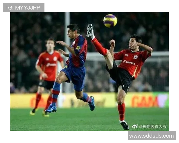 足球球星激烈对抗瞬间精彩捕捉展现精彩技术与赛场激情