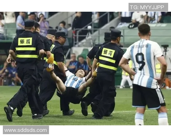 足球马赛克球星卡孔雀折独特设计引领收藏新潮流引发球迷热议